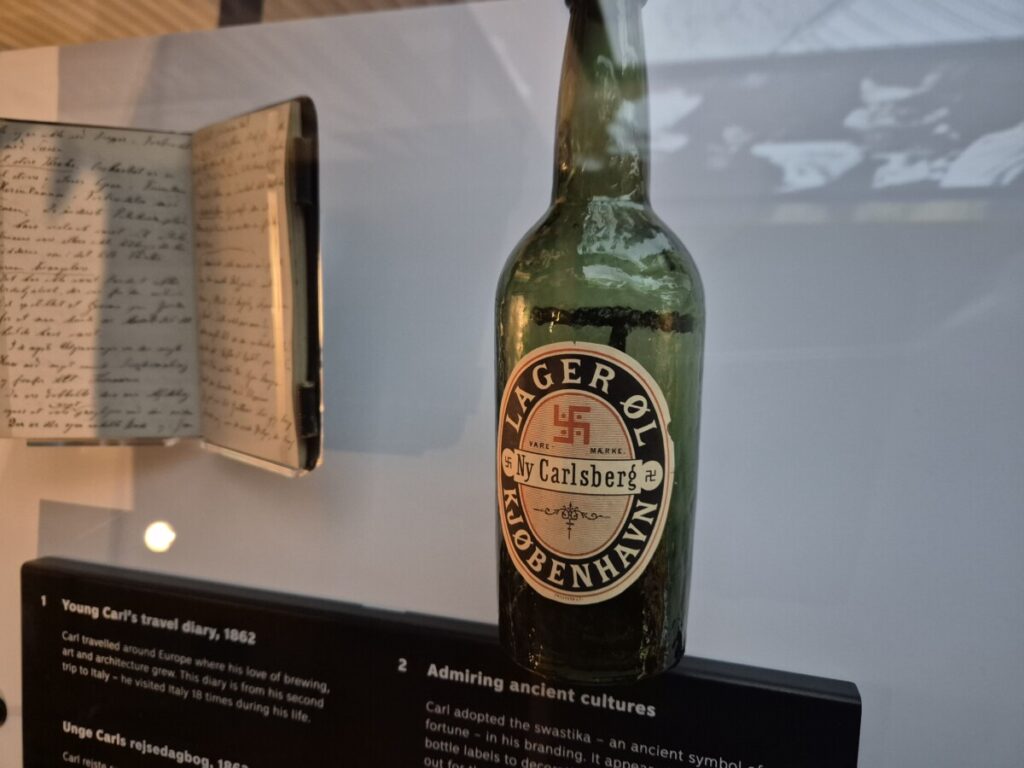 Illustratie van het hakenkruis op Carlsberg bieretiketten